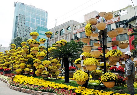 Nguyen Hue Street in HCMC is richly decorated with a huge variety of flowers during every Tet Lunar New Year (Photo: SGGP)